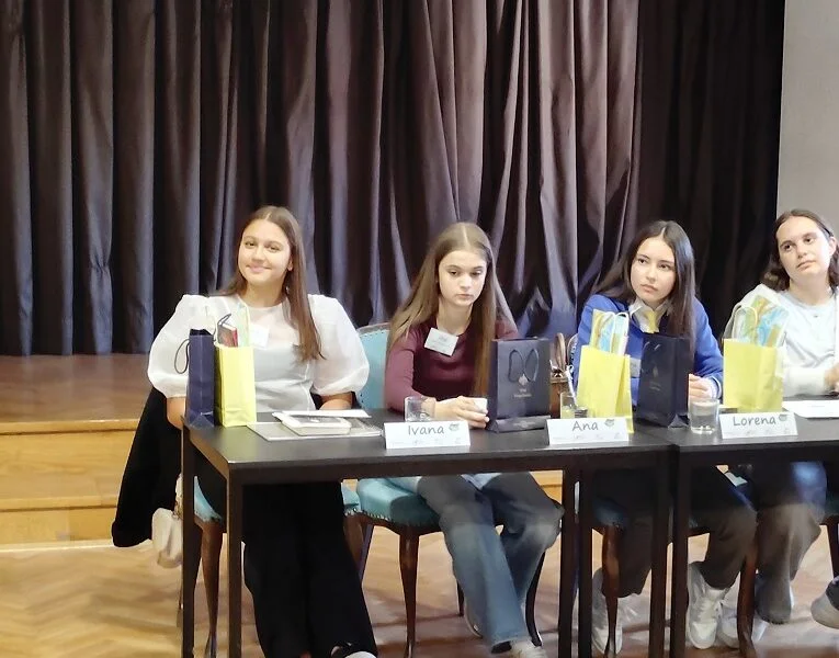 Изключителен успех за ЕГ „Акад. Людмил Стоянов“, и за България! Талантливата ни възпитаничка Ивана Янакиева завоюва първото място на международния финал на престижното състезание по изразително четене на немски език „Balkan liest vor“