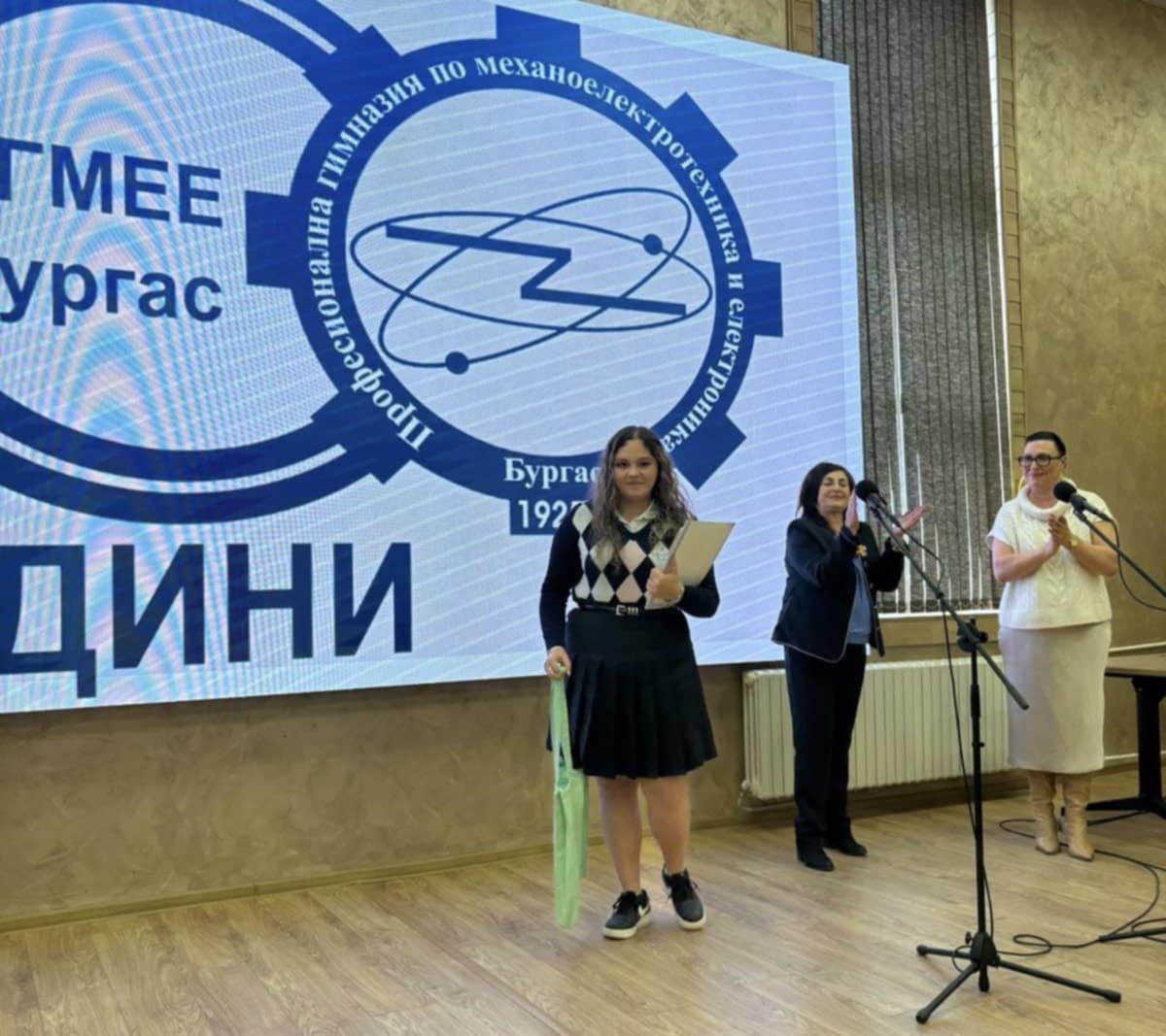 ПЪРВО МЯСТО ЗА ВЕСЕЛИНА АПОСТОЛОВА ОТ 12. В КЛАС В НАЦИОНАЛНИЯ ЛИТЕРАТУРЕН КОНКУРС „ЕДИН МИГ СМИСЪЛ, РАВЕН НА ЦЯЛ ЖИВОТ“